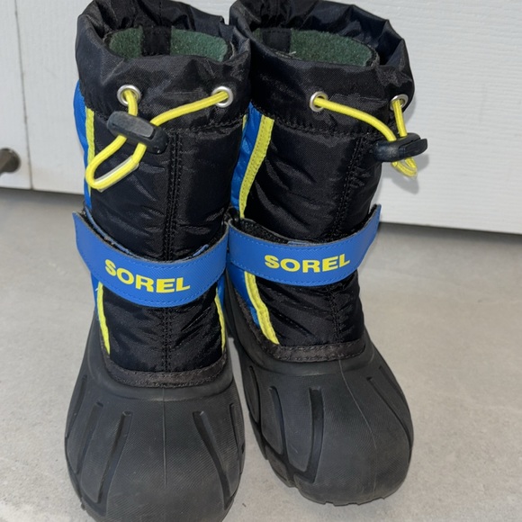 Kids SOREL winter boots worn for only one season - Picture 10 of 11